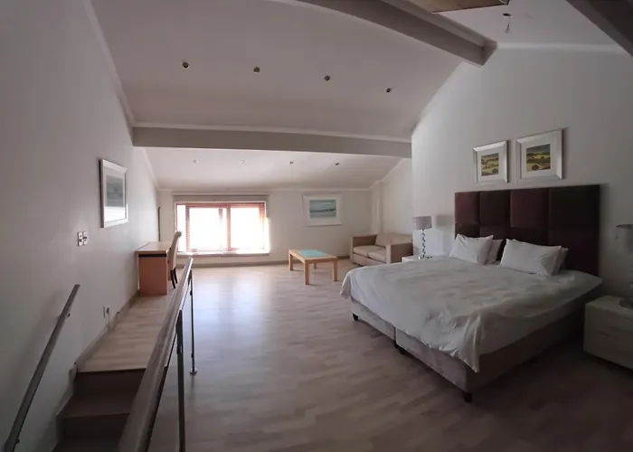 Mount Royal 47 Large 1 Bed With Balcony