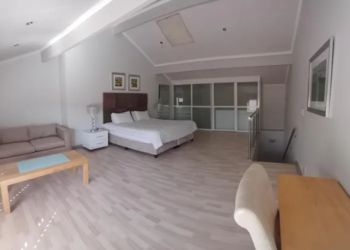 Mount Royal 47 Large 1 Bed With Balcony